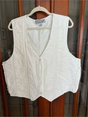 Agapo White Embroidered Button-Front Vest Top